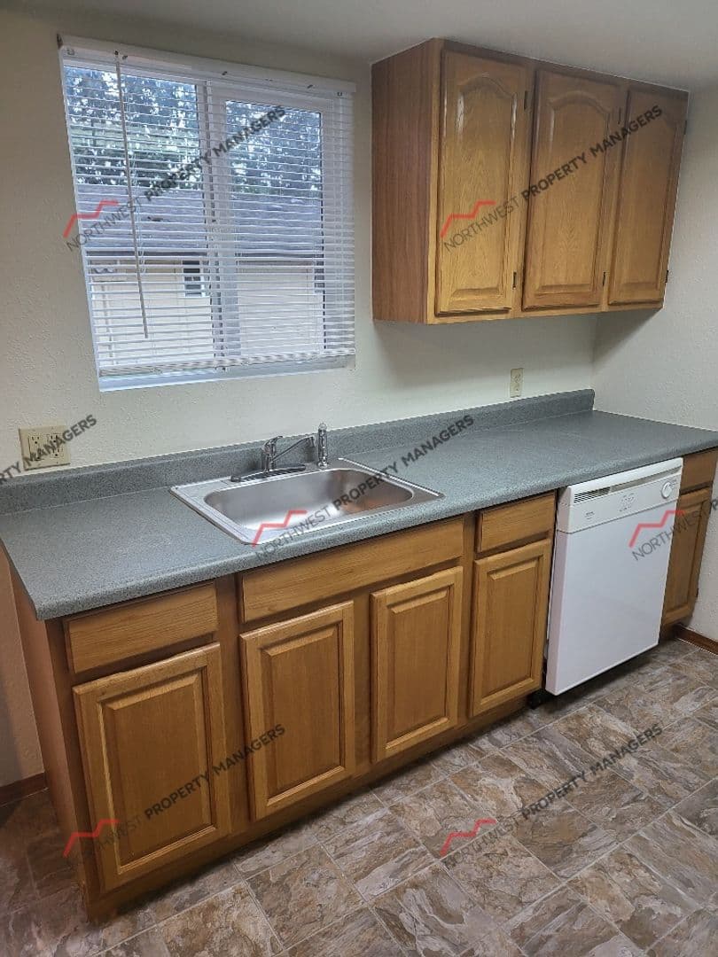 Centralia Apartment: 2227 Harrison Ave 1-36