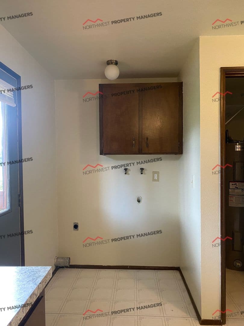 Montesano Apartment: 514 N. Medcalf Lane 1-24