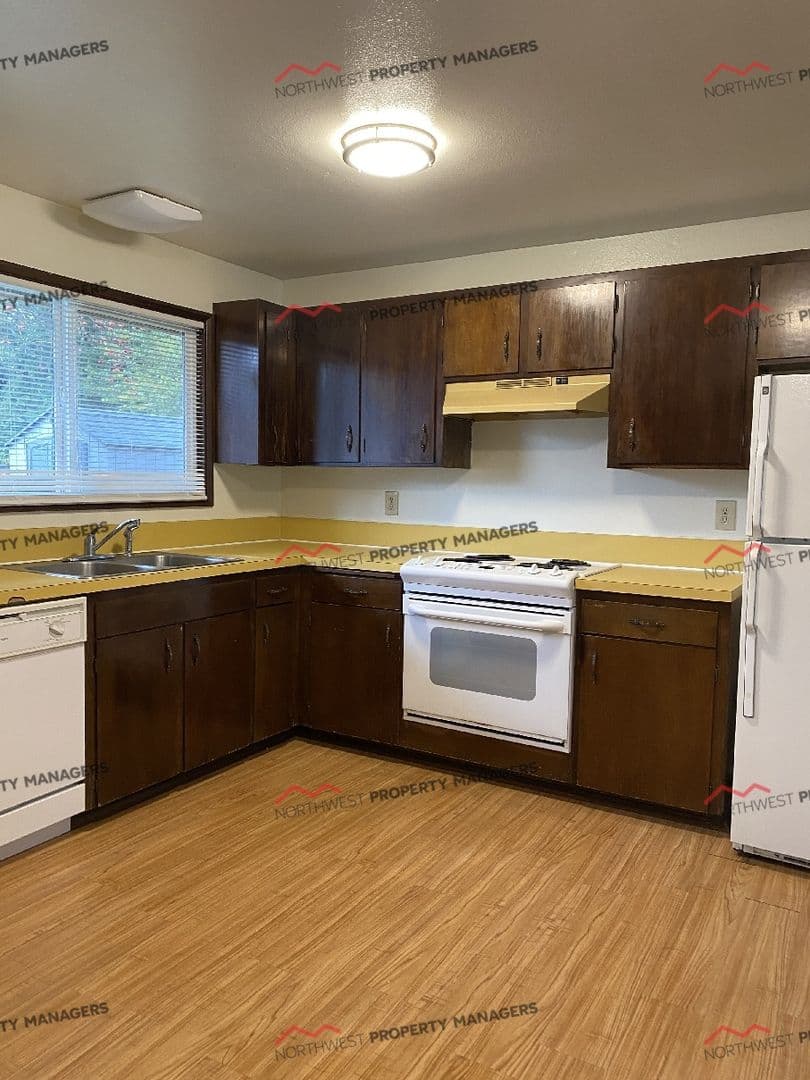 Montesano Apartment: 514 N. Medcalf Lane 1-24