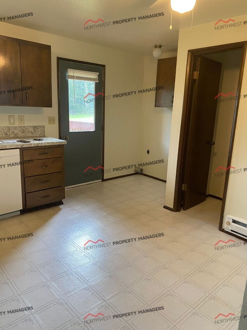 Montesano Apartment: 514 N. Medcalf Lane 1-24