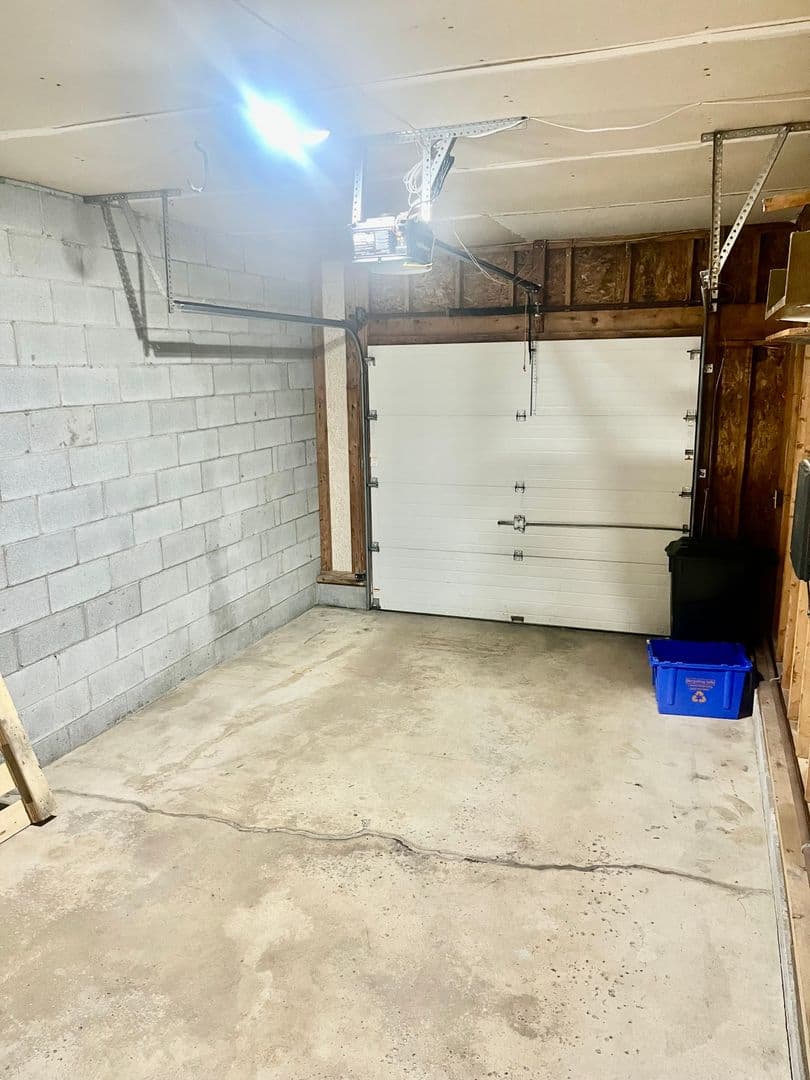Baldwinsville House: 8474 Bubbling Springs Dr