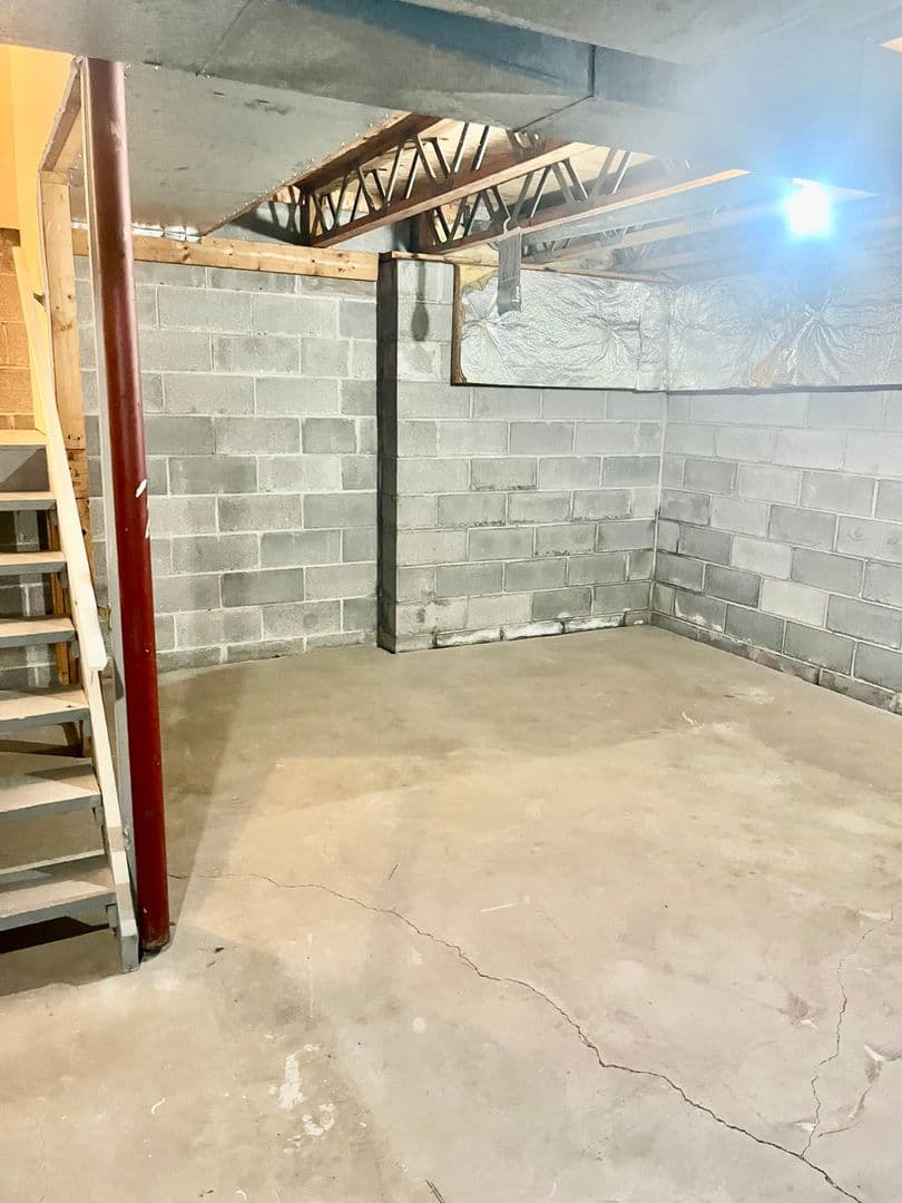 Baldwinsville House: 8474 Bubbling Springs Dr