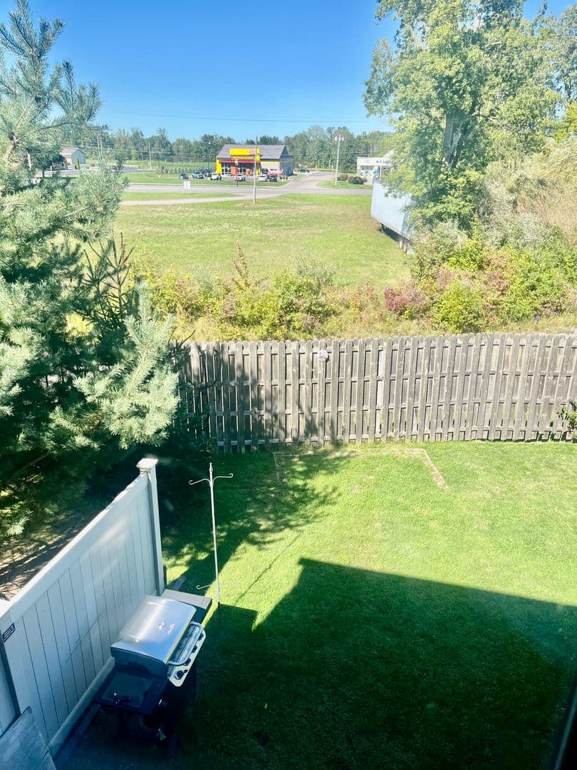 Baldwinsville House: 8474 Bubbling Springs Dr
