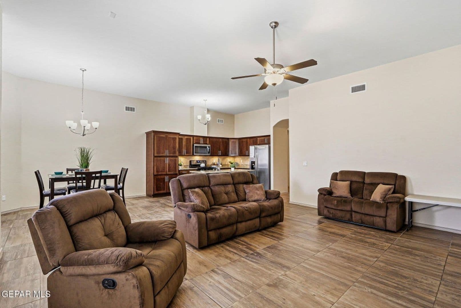 Horizon City House: 13981 Flora Vista Ave
