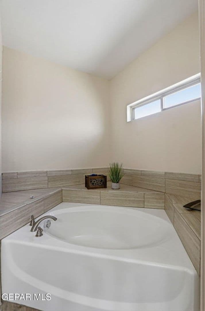 Horizon City House: 13981 Flora Vista Ave