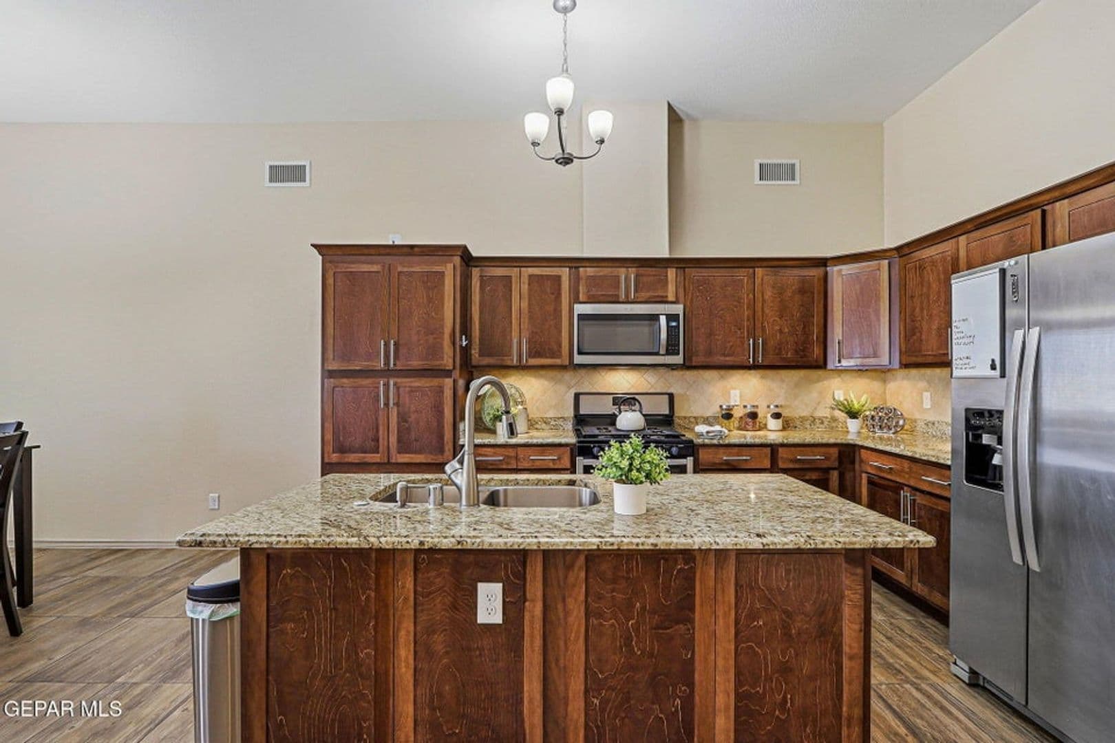 Horizon City House: 13981 Flora Vista Ave