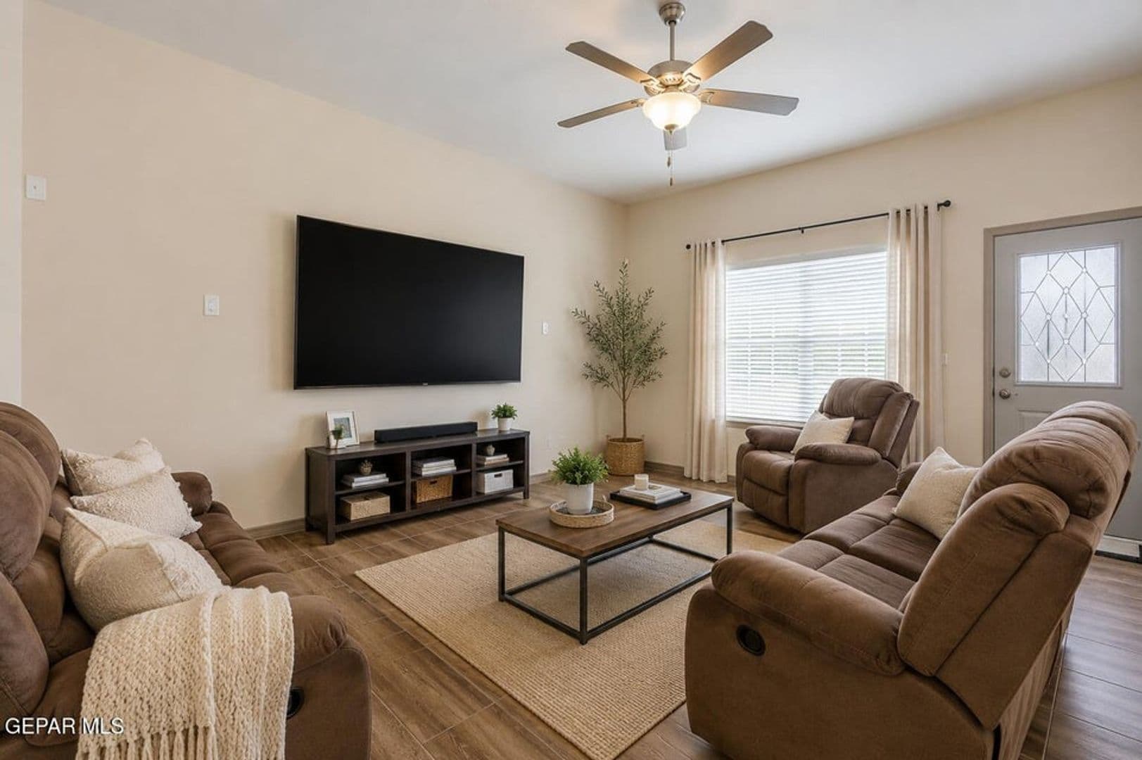 Horizon City House: 13981 Flora Vista Ave