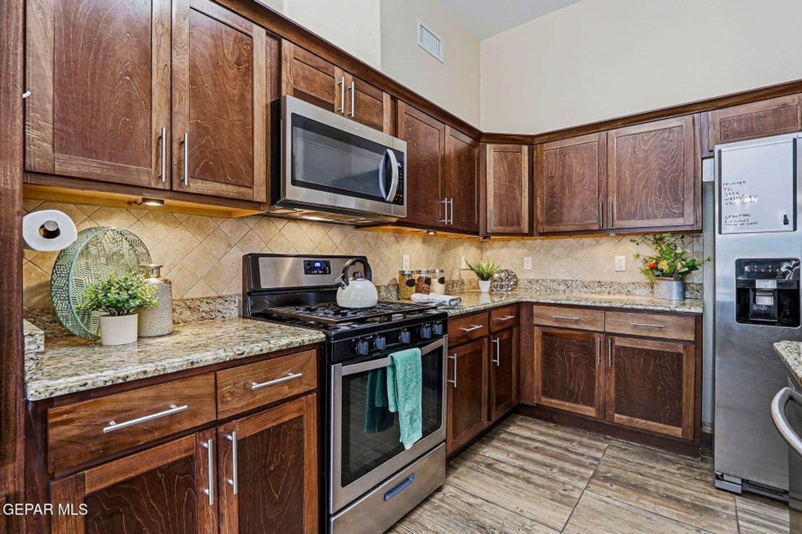 Horizon City House: 13981 Flora Vista Ave