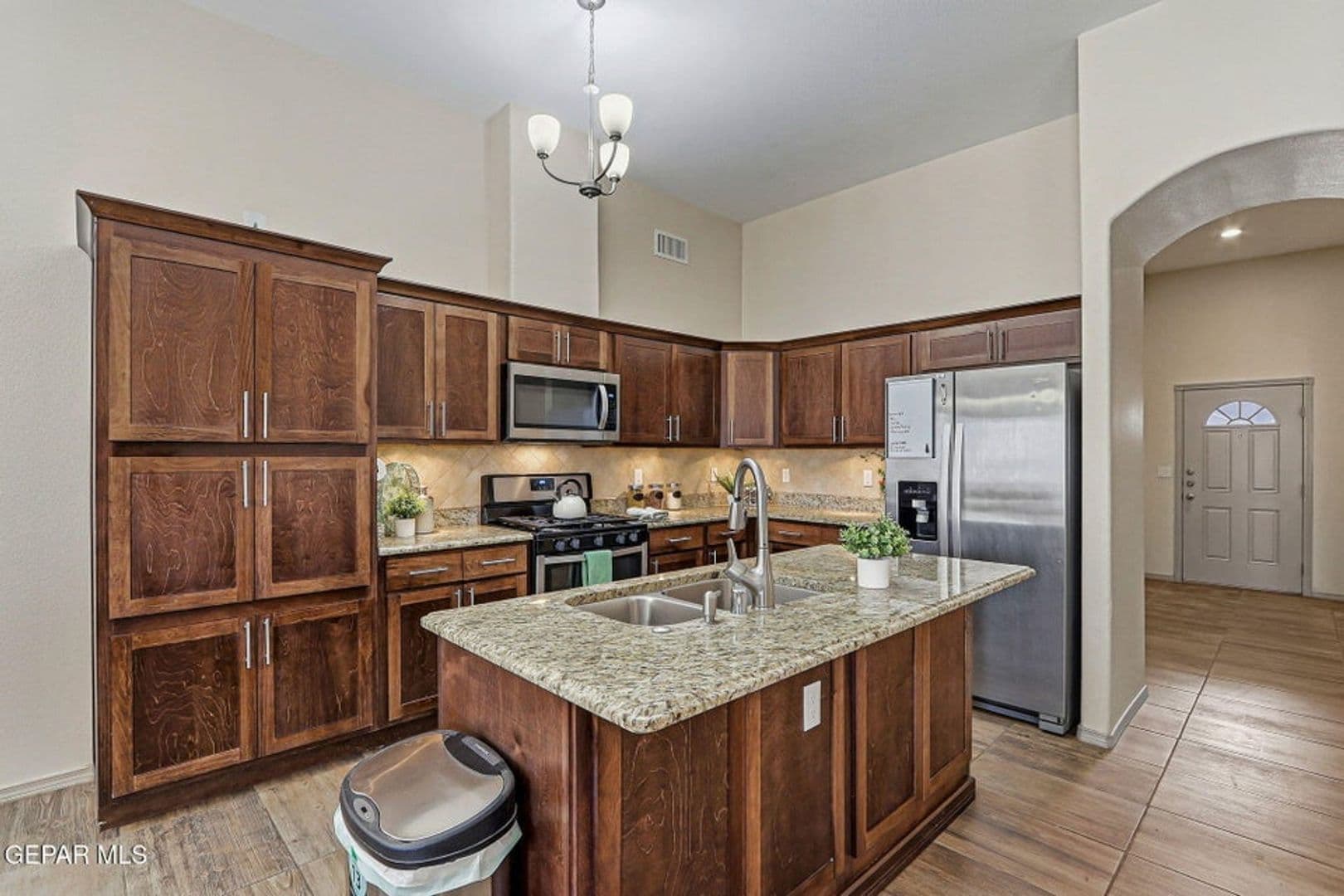Horizon City House: 13981 Flora Vista Ave