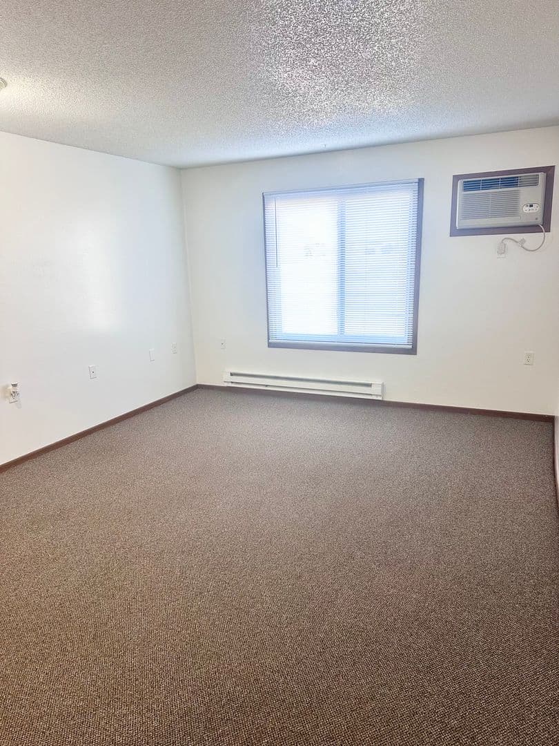 Indianola Apartment: 905 N 15th St & 1409 E Iowa Ave