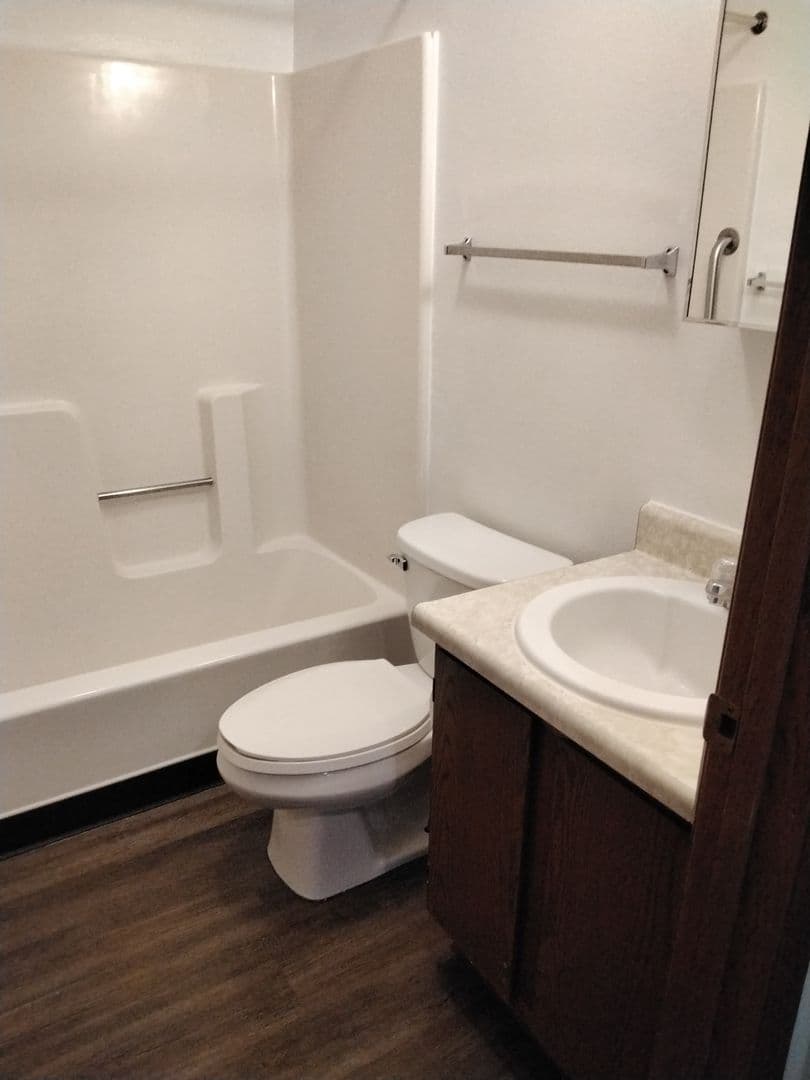 Huxley Apartment: 505 & 507 E 4th St