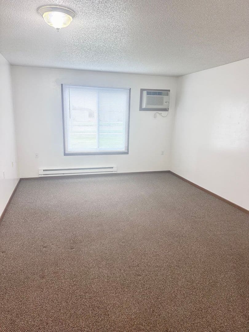 Indianola Apartment: 905 N 15th St & 1409 E Iowa Ave