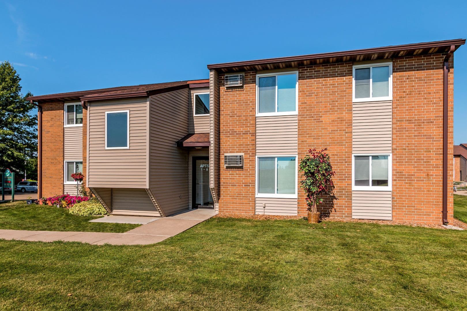 Indianola Apartment: 902 N 14th St & 1407 E Iowa Ave