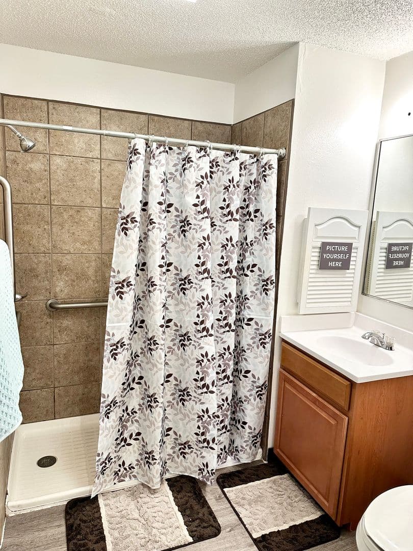 Indianola Apartment: 905 N 15th St & 1409 E Iowa Ave