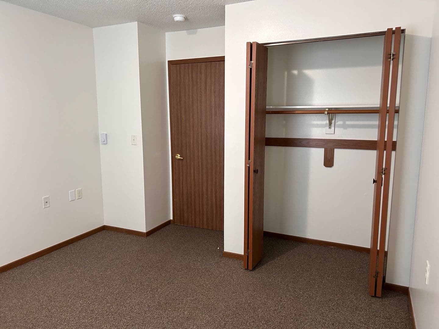Indianola Apartment: 905 N 15th St & 1409 E Iowa Ave