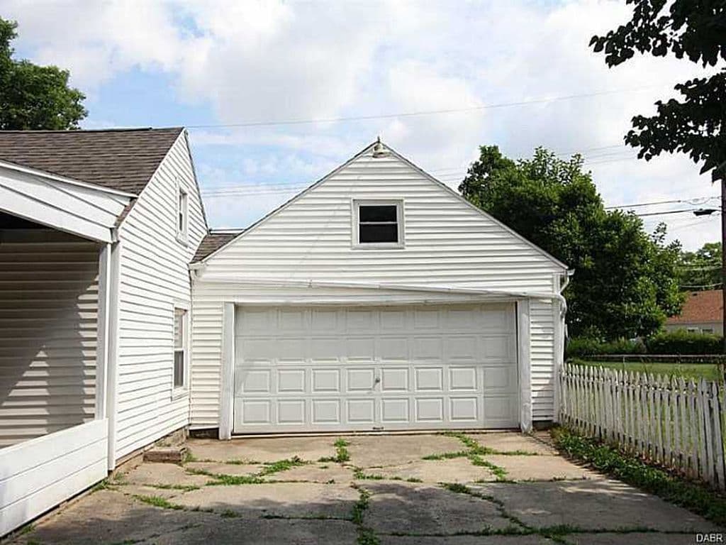Englewood House: 25 Wolf Ave