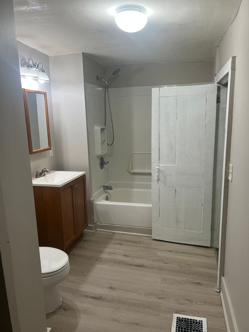 Granby Apartment: 376 Salmon Brook Street
