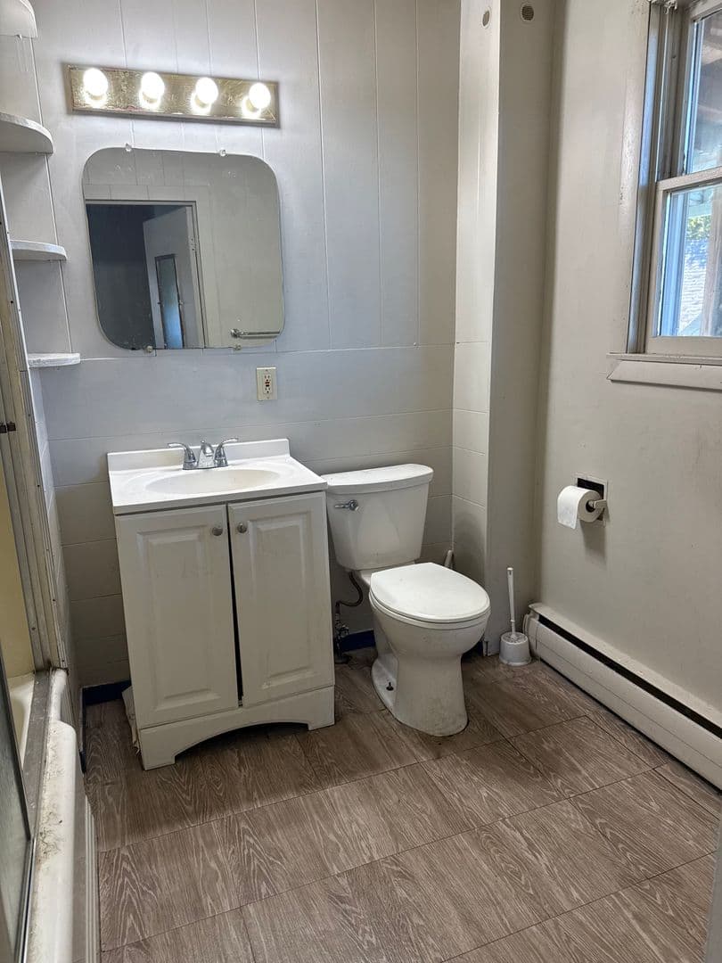 Griswold Apartment: 28 Tracy Avenue