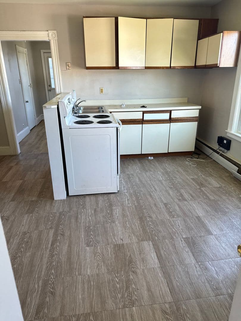 Griswold Apartment: 28 Tracy Avenue