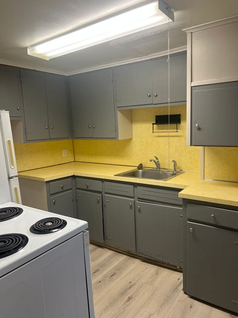 Granby Apartment: 376 Salmon Brook Street