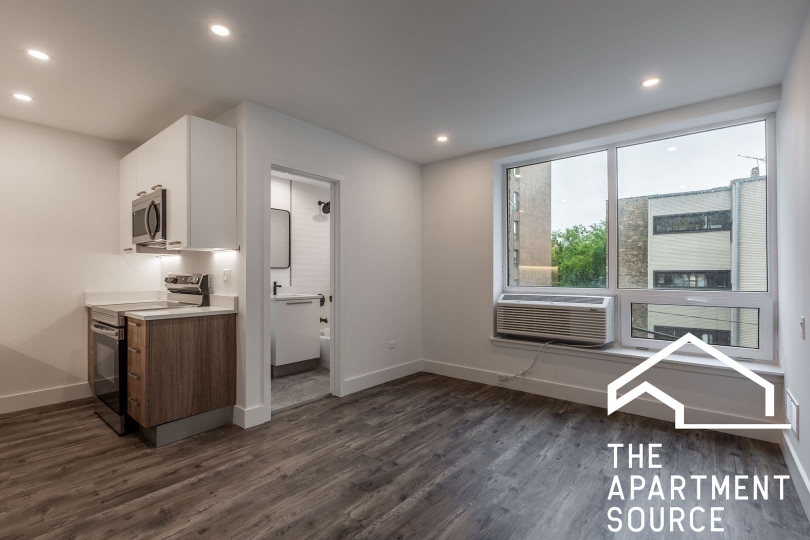 Chicago Apartment: 941 W. Carmen Avenue - 107
