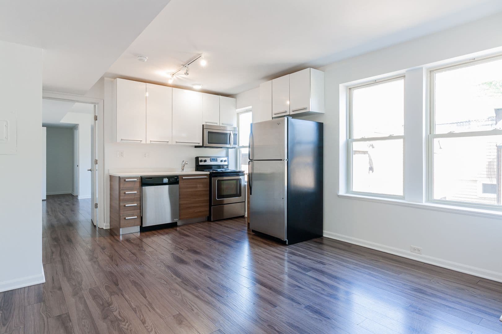 Chicago Apartment: 925 W Carmen Ave. #4F