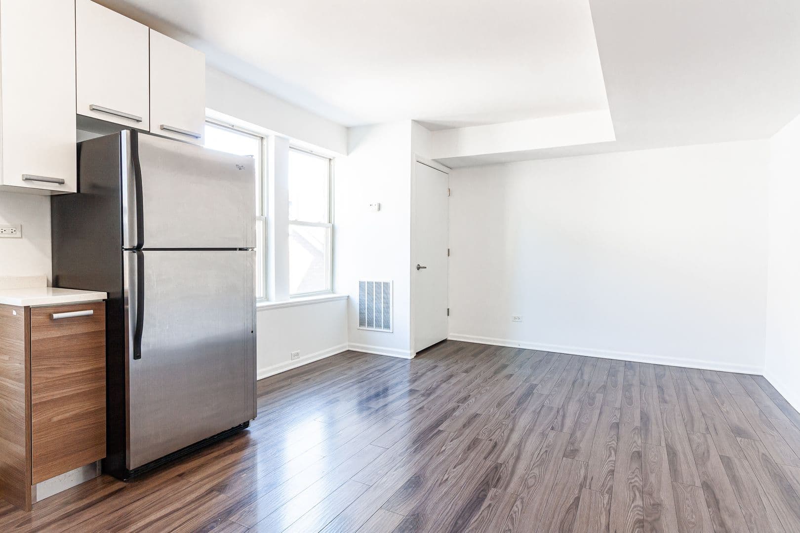 Chicago Apartment: 925 W Carmen Ave. #4F