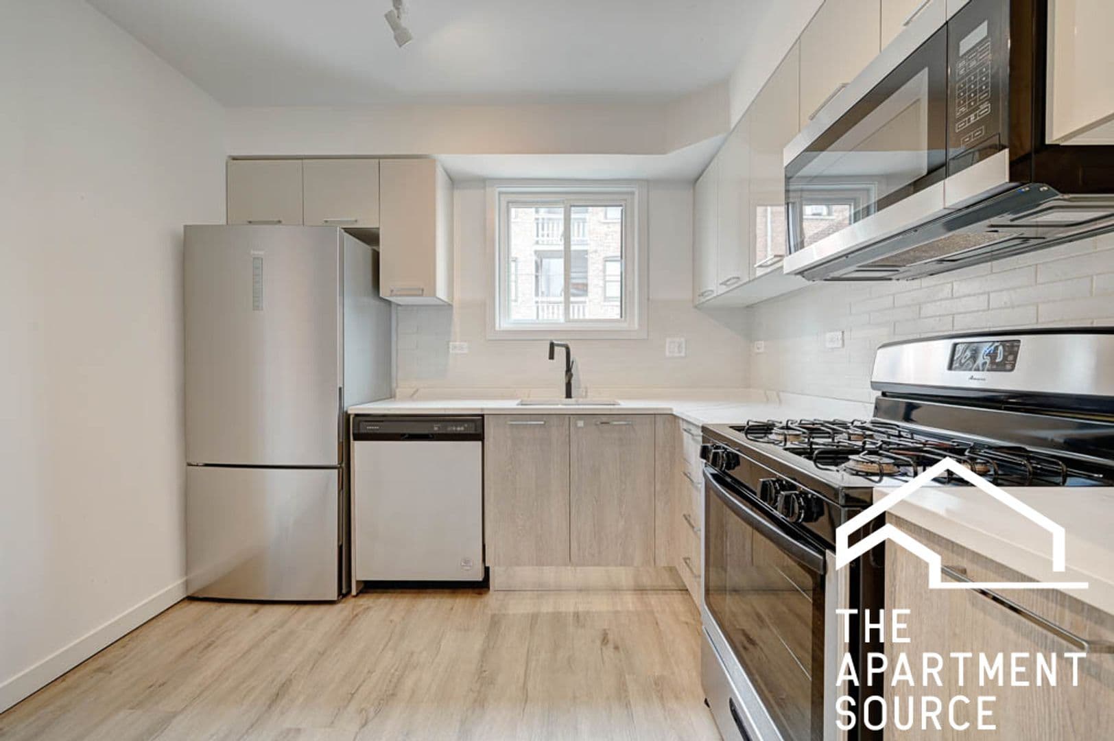 Chicago Apartment: 7621 N. Sheridan Rd.  - 3H