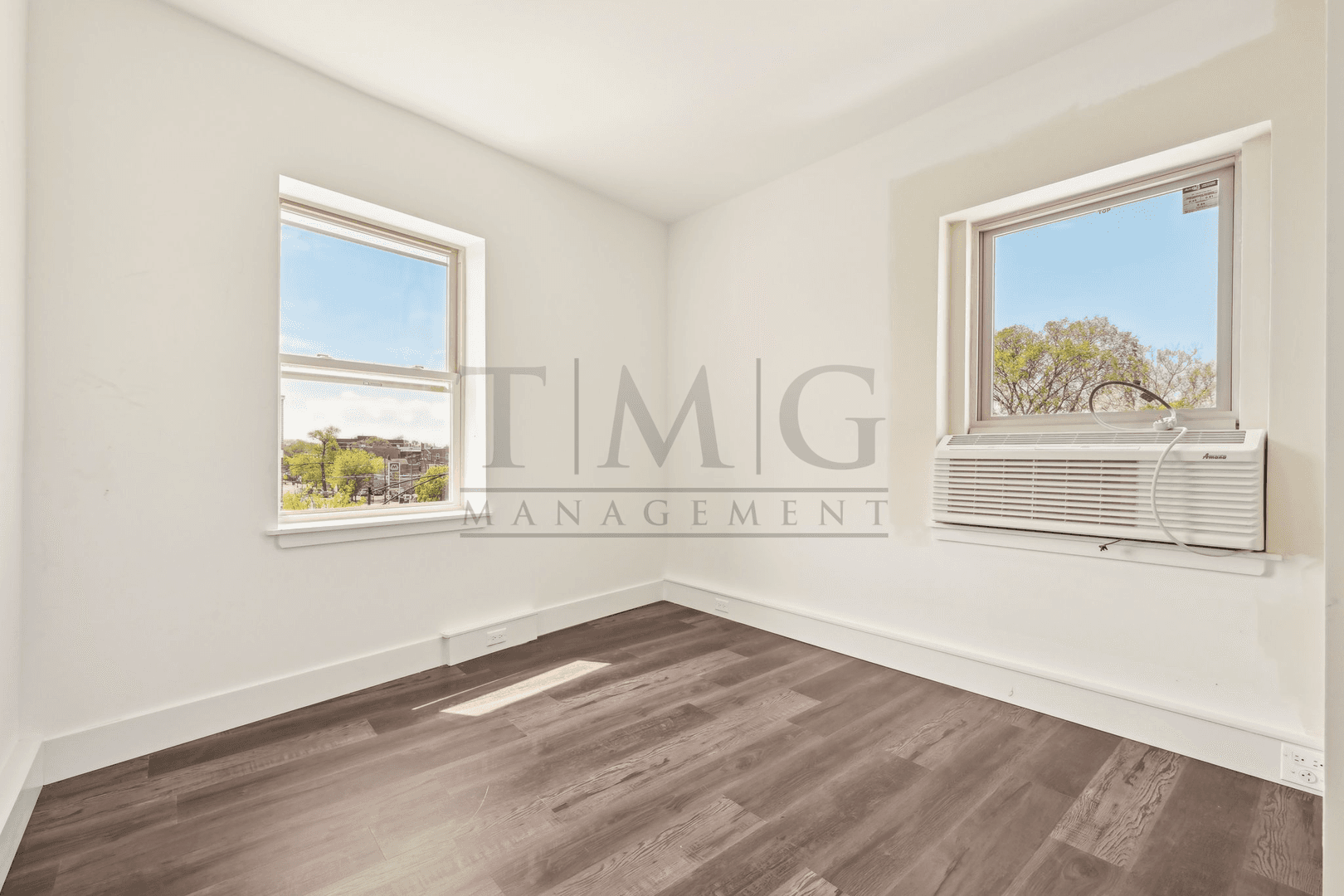 Chicago Apartment: 1555 W. Hollywood Avenue #204