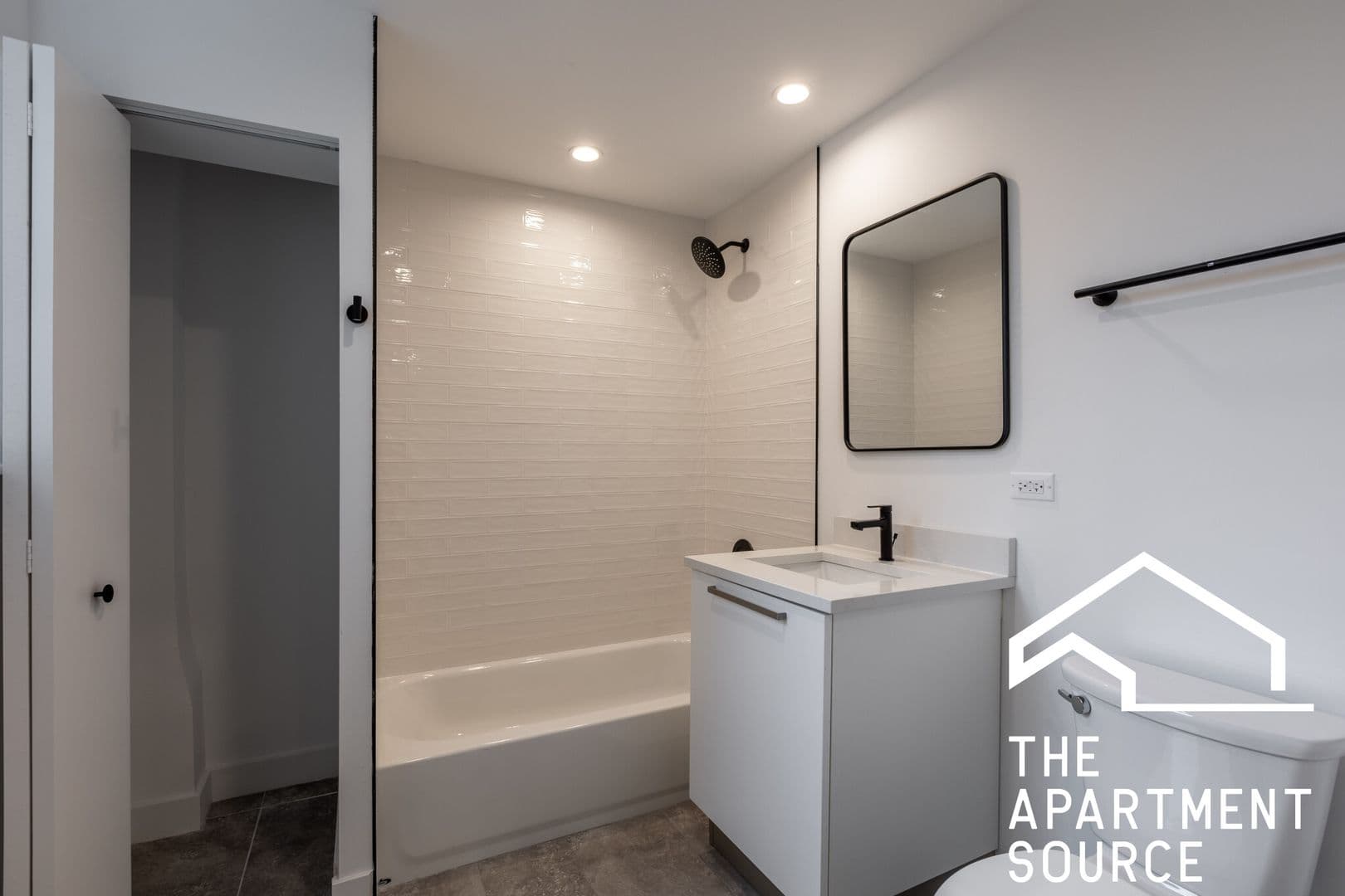 Chicago Apartment: 941 W. Carmen Avenue - 107