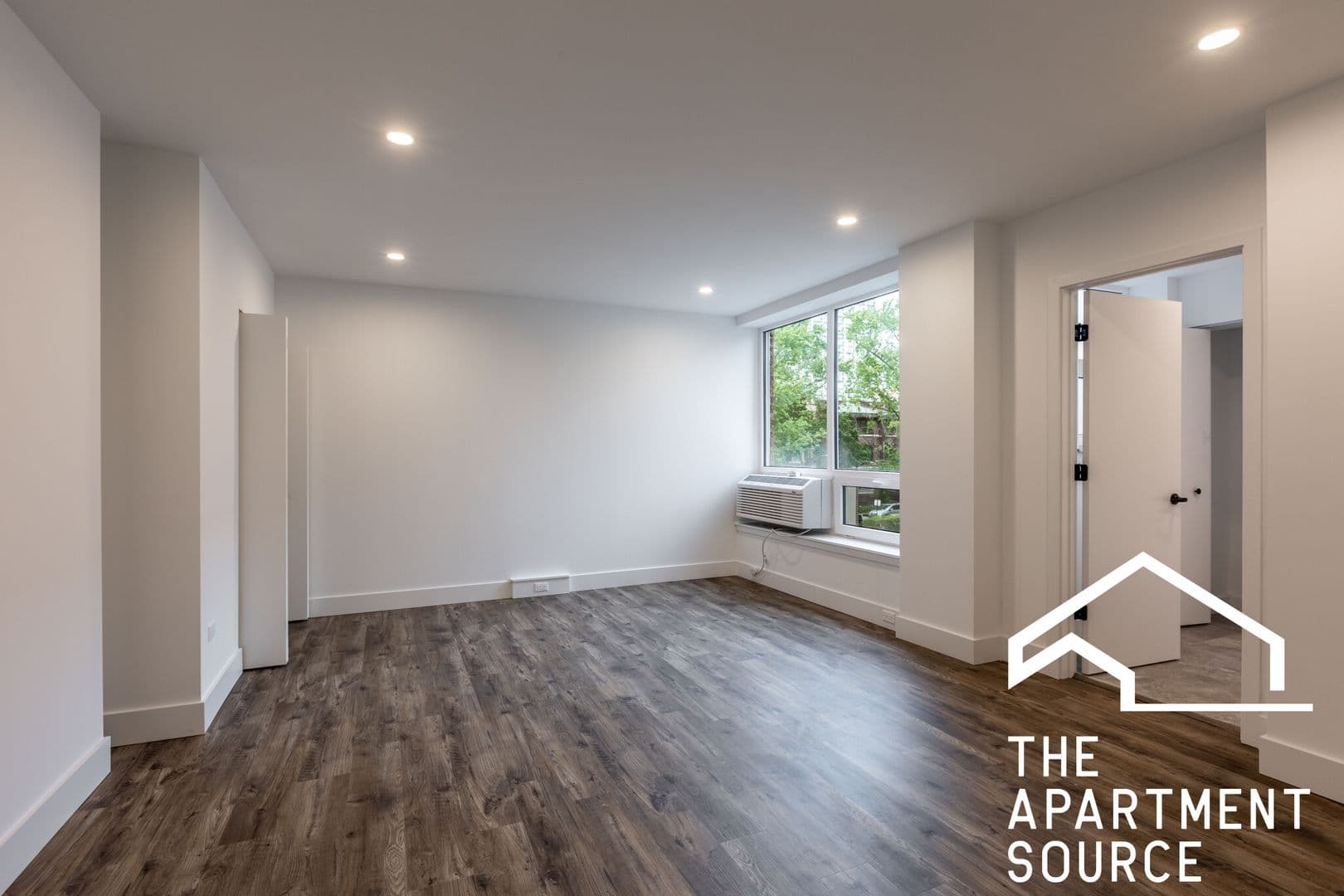 Chicago Apartment: 941 W. Carmen Avenue - 107