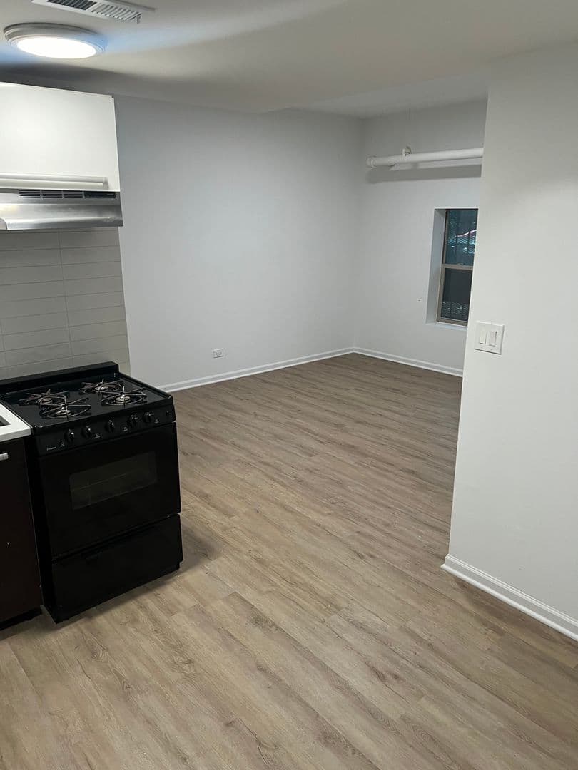 Chicago Apartment: 5054 N Winthrop Ave. - 101