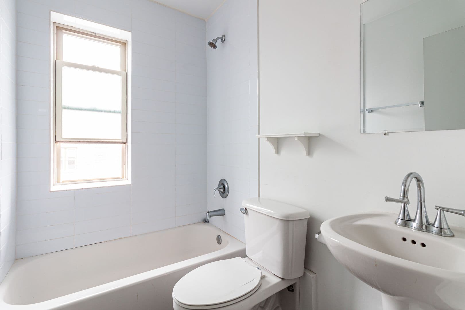 Chicago Apartment: 925 W Carmen Ave. #5E