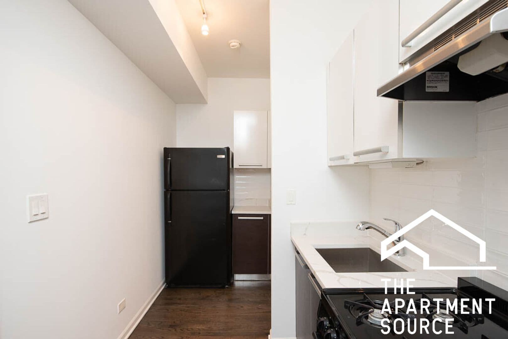 Chicago Apartment: 5054 N Winthrop Ave. #108