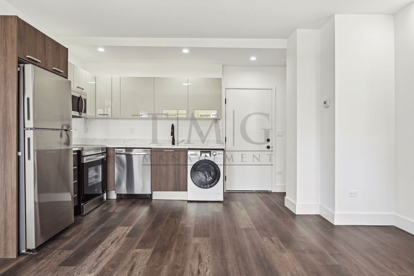 Chicago Apartment: 1555 W. Hollywood Avenue #411