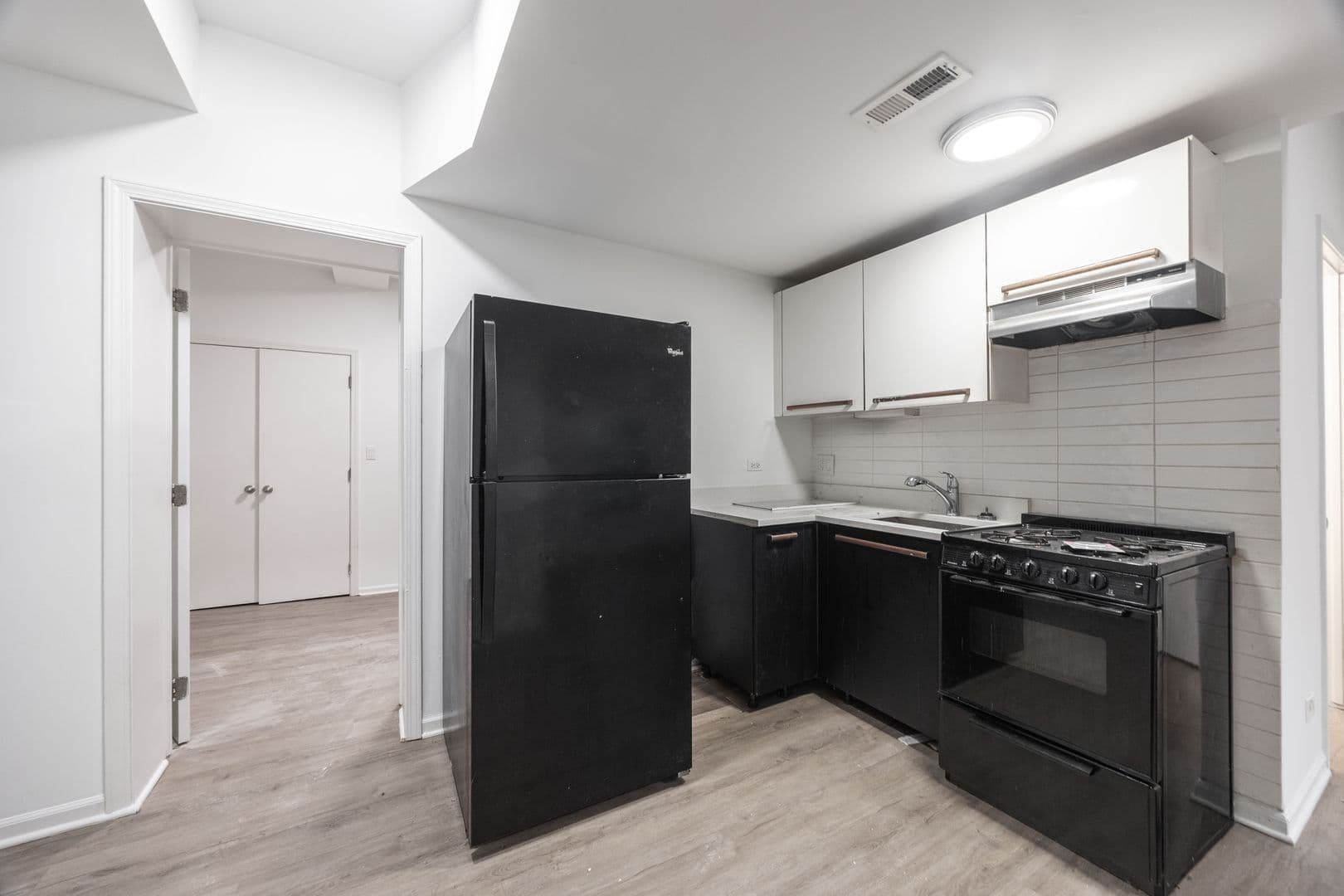Chicago Apartment: 5054 N Winthrop Ave. - 101