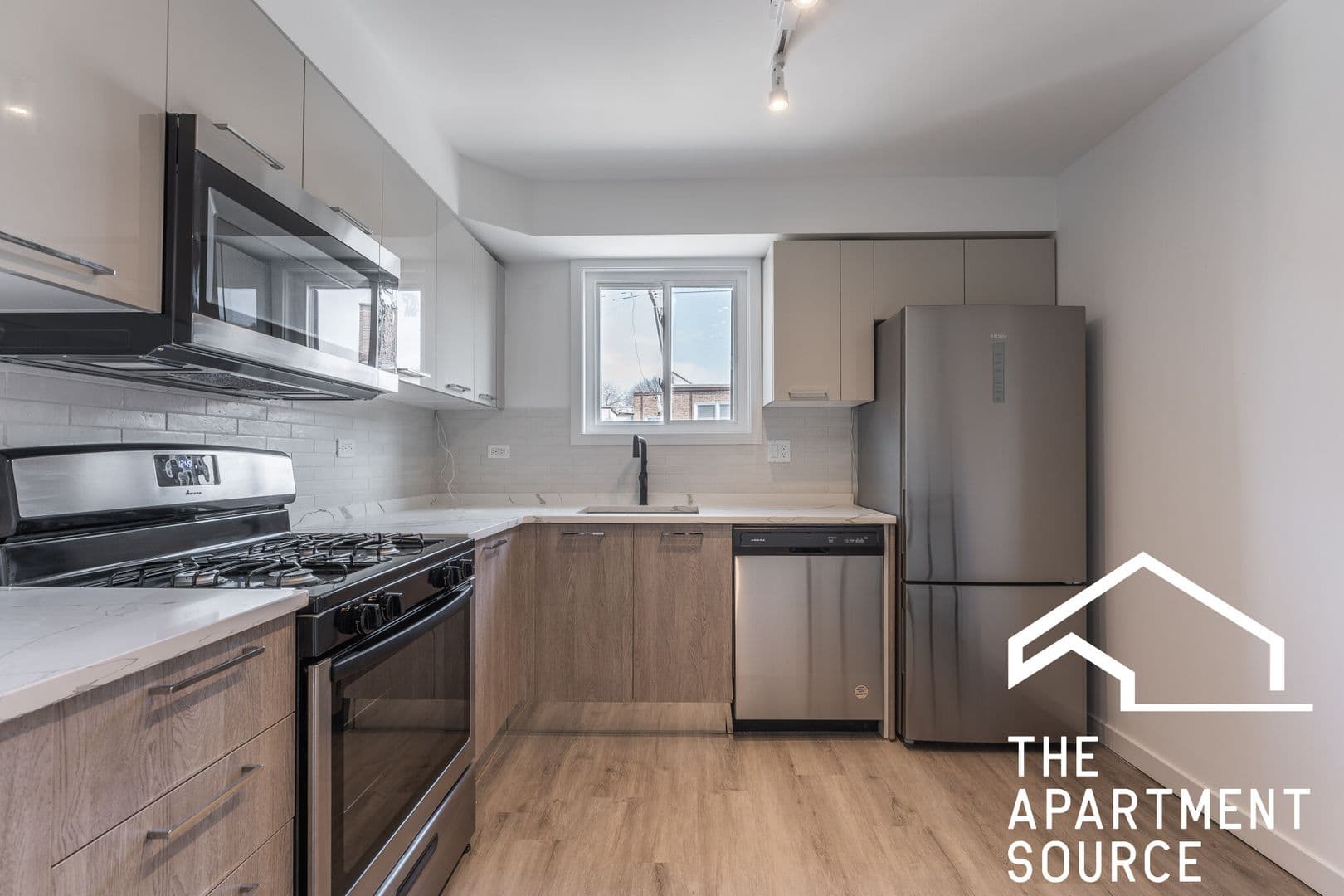 Chicago Apartment: 7621 N. Sheridan Rd.  - 1C