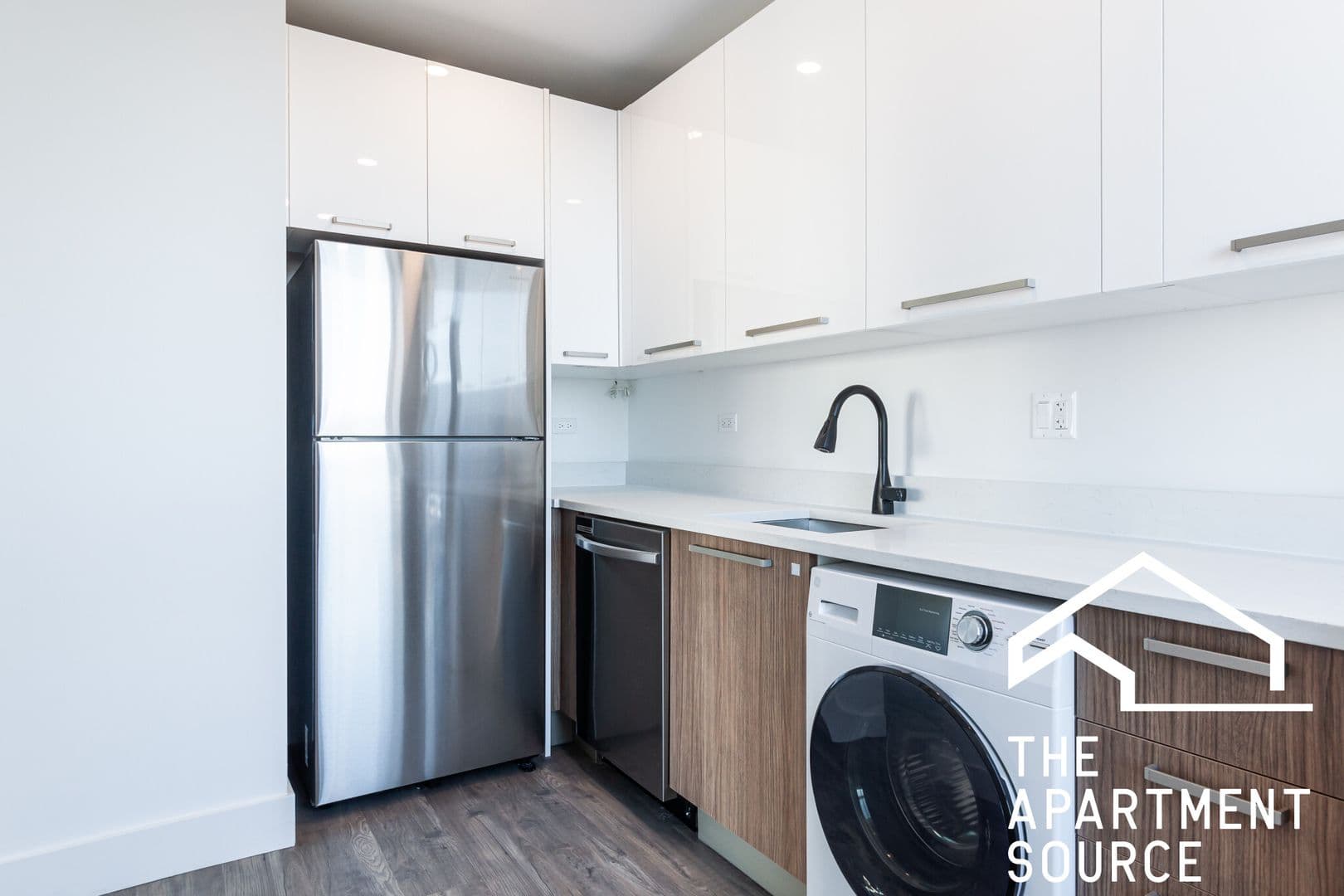 Chicago Apartment: 941 W. Carmen Avenue - 202