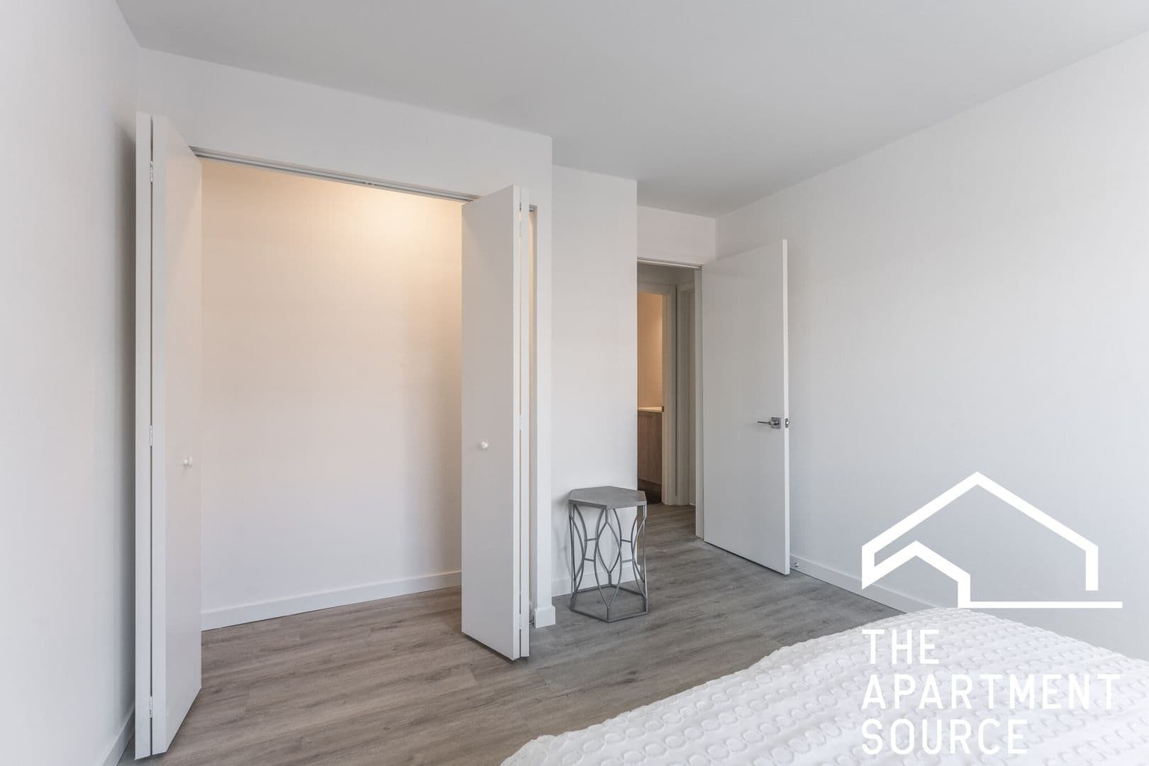 Chicago Apartment: 7621 N. Sheridan Rd.  - 1C