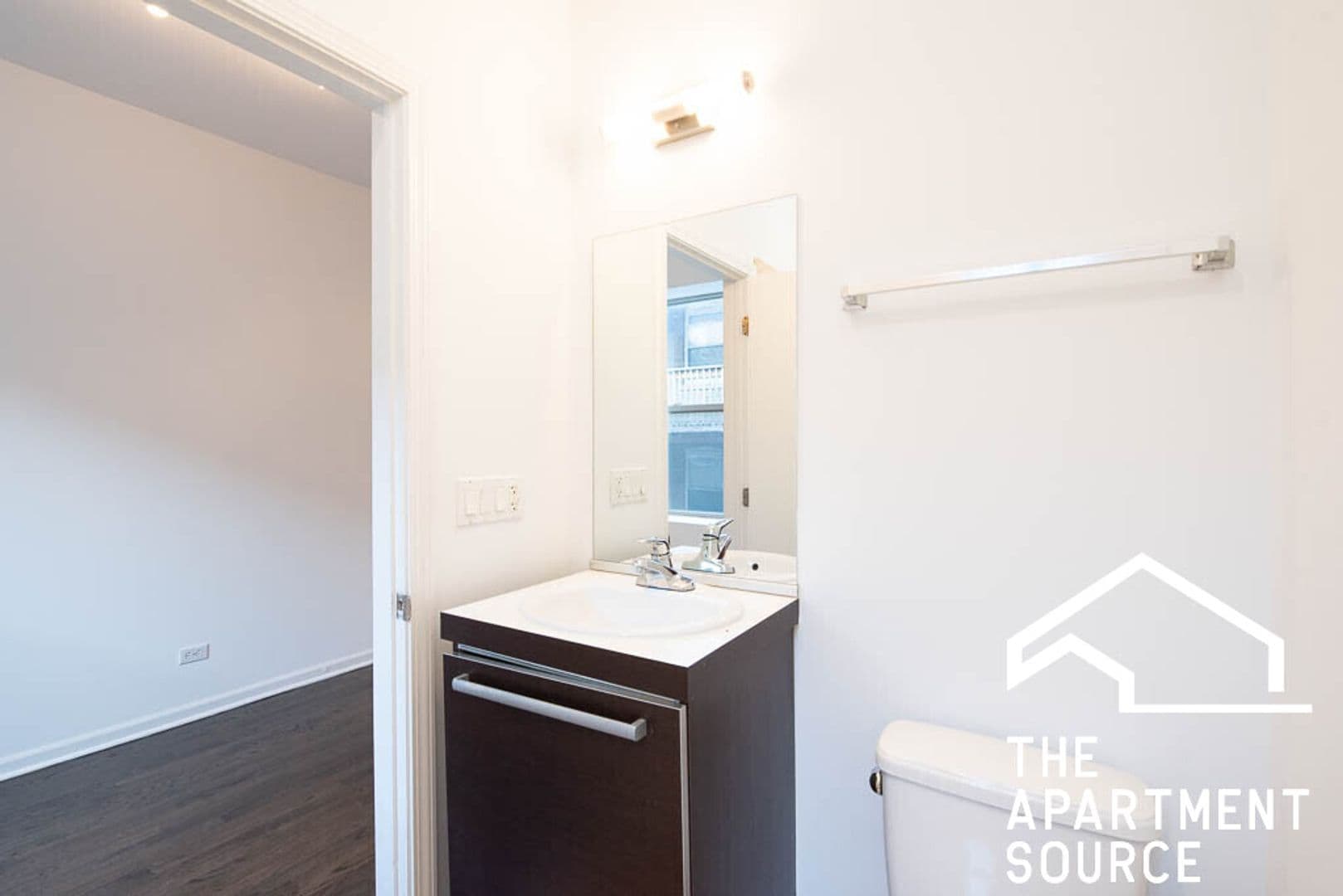 Chicago Apartment: 5054 N Winthrop Ave. #108