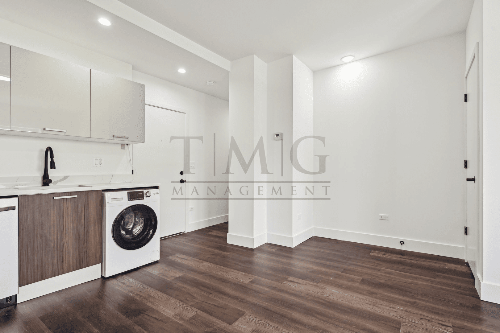 Chicago Apartment: 1555 W. Hollywood Avenue #411