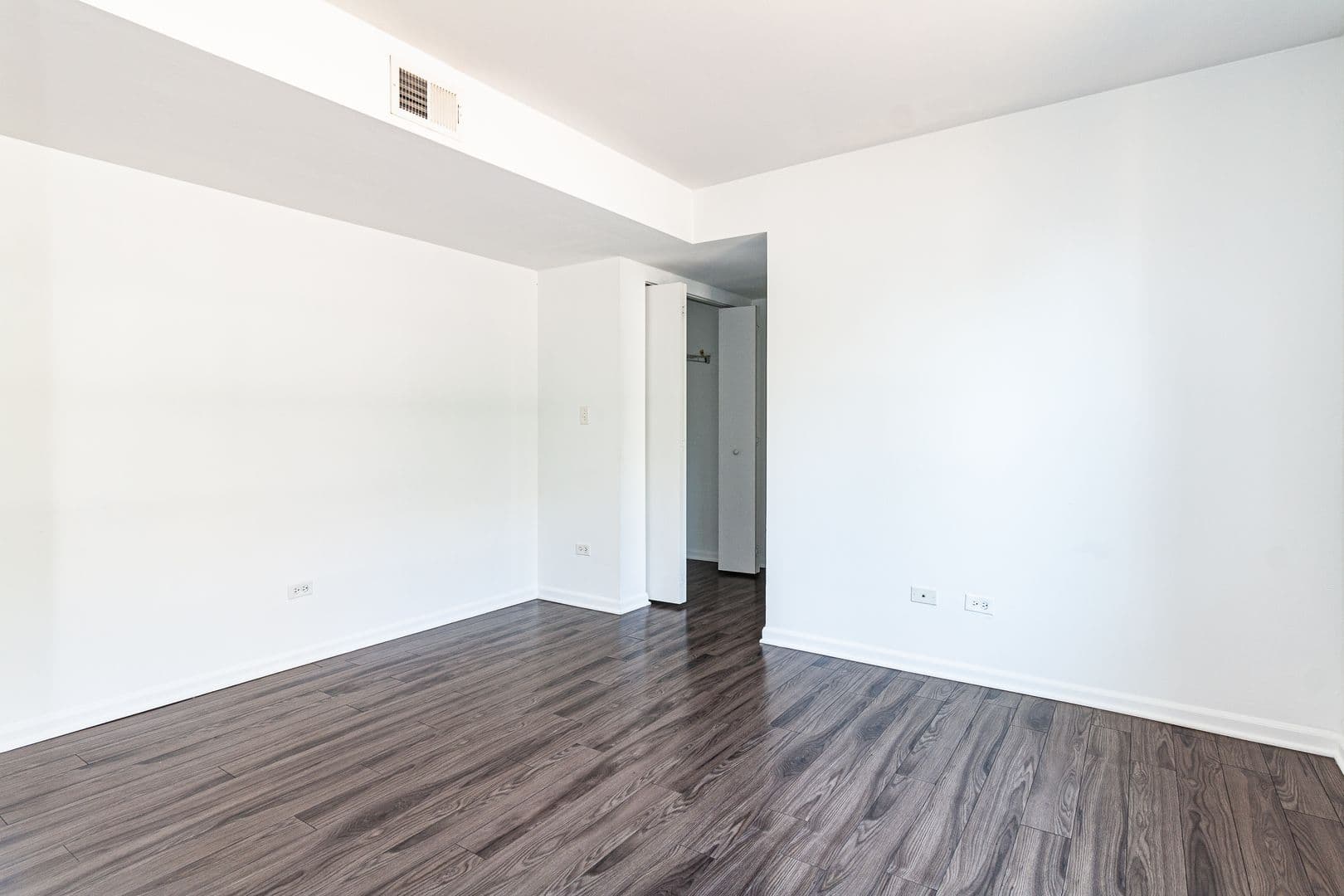 Chicago Apartment: 925 W Carmen Ave. #4F