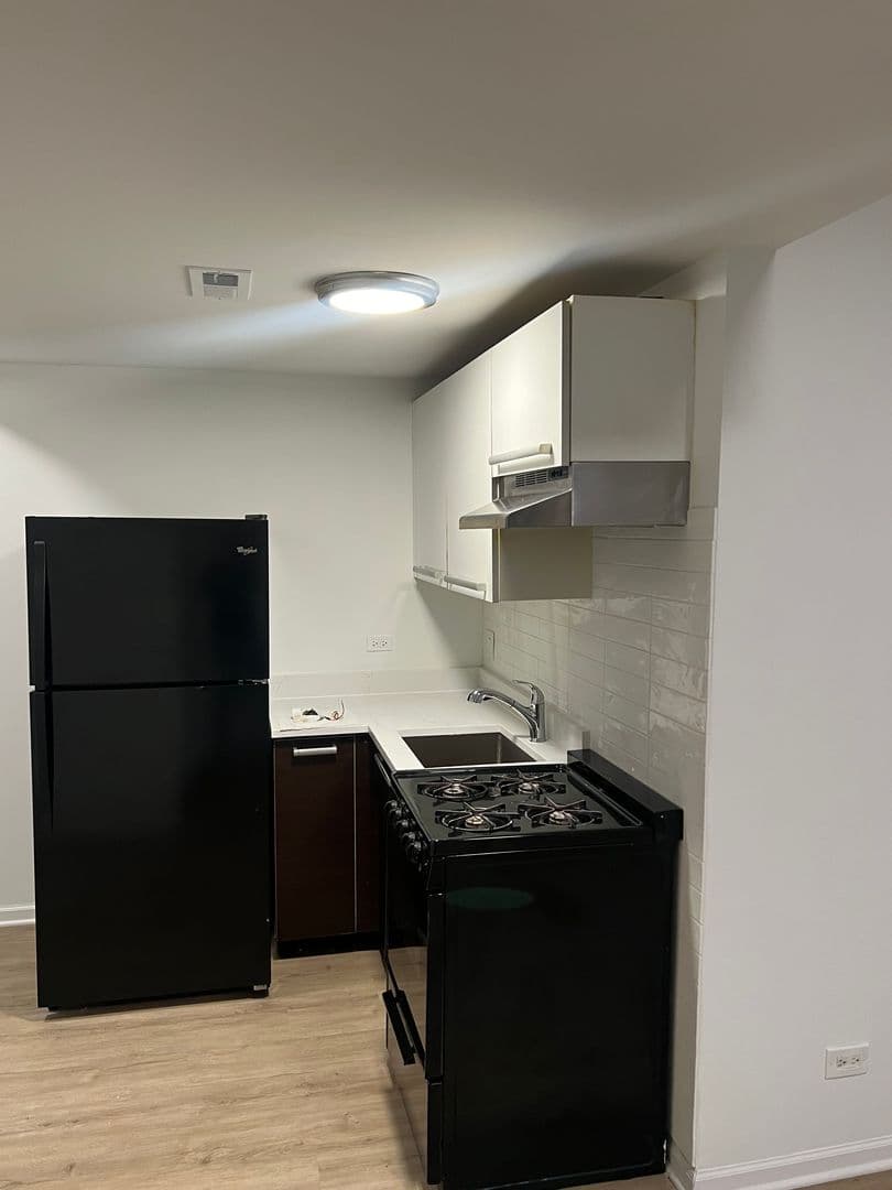 Chicago Apartment: 5054 N Winthrop Ave. - 101