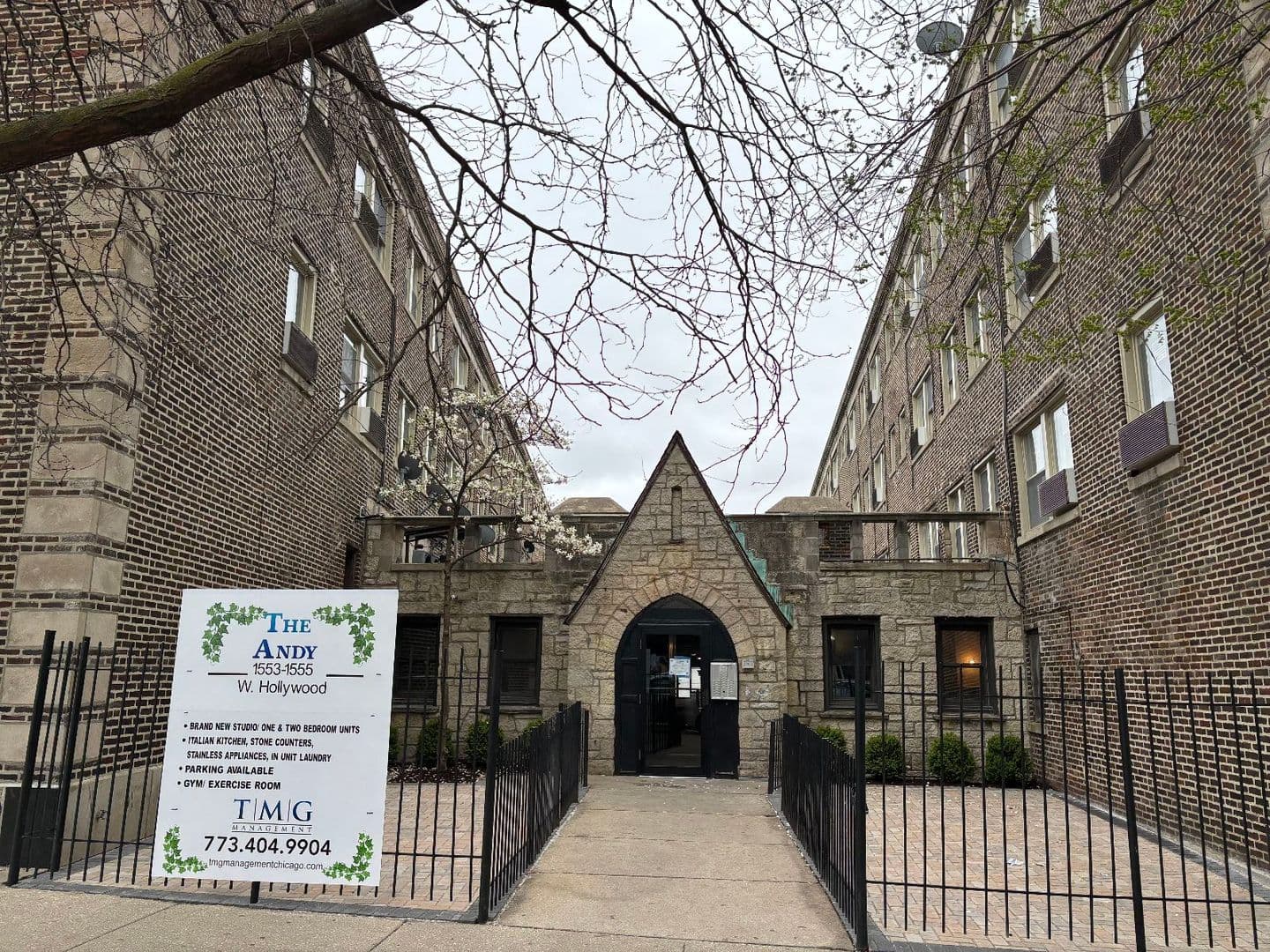 Chicago Apartment: 1555 W. Hollywood Avenue #411