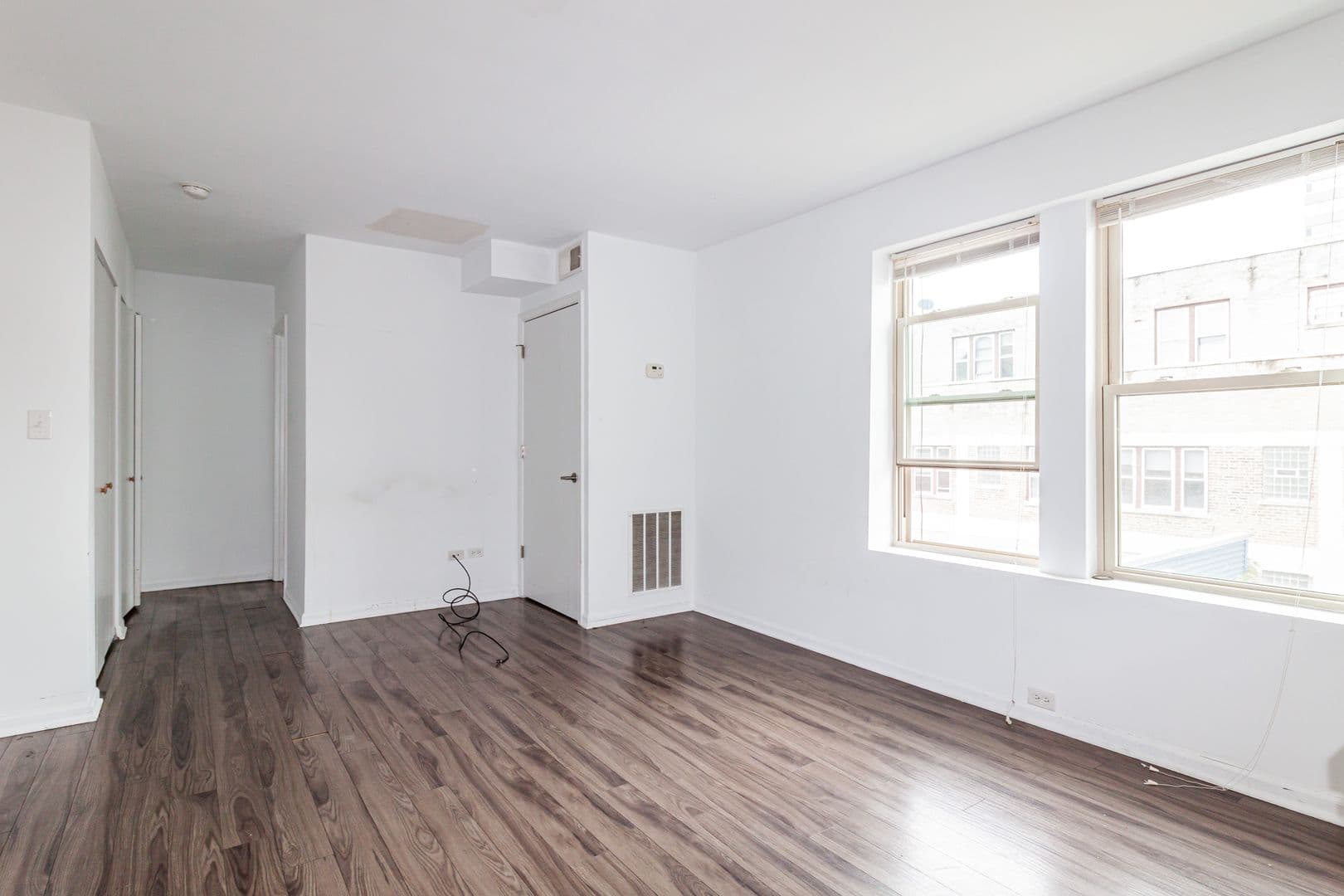 Chicago Apartment: 925 W Carmen Ave. #5E