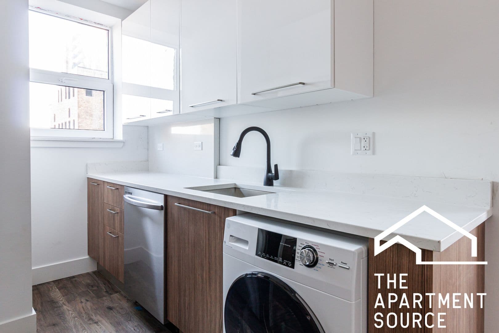Chicago Apartment: 941 W. Carmen Avenue - 708