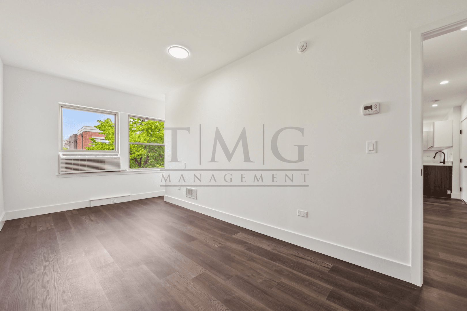 Chicago Apartment: 1555 W. Hollywood Avenue #411