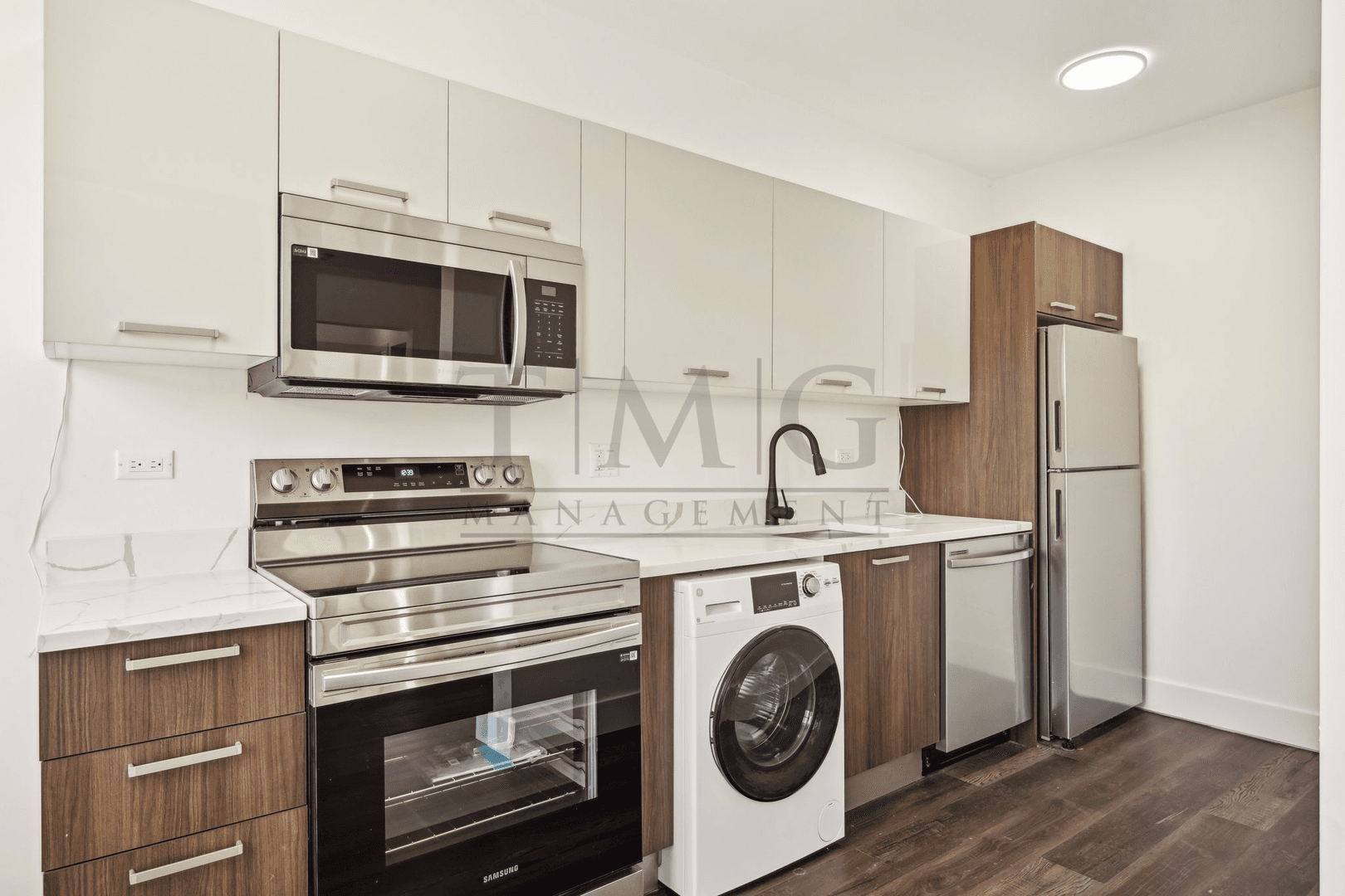 Chicago Apartment: 1555 W. Hollywood Avenue #208