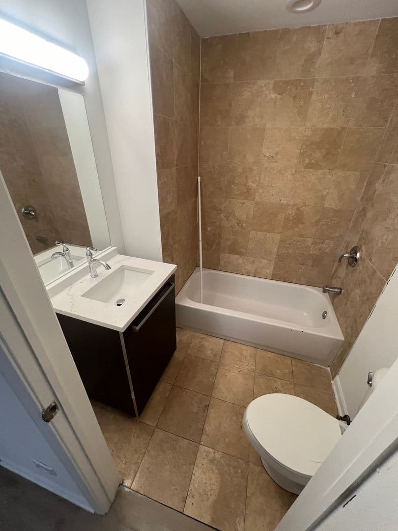 Chicago Apartment: 5054 N Winthrop Ave. - 101
