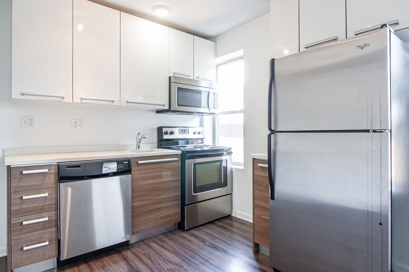 Chicago Apartment: 925 W Carmen Ave. #4F